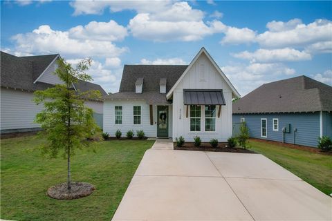 Photo of 3128 BOTTLE Way, Auburn, AL 36830 (MLS # 180650)