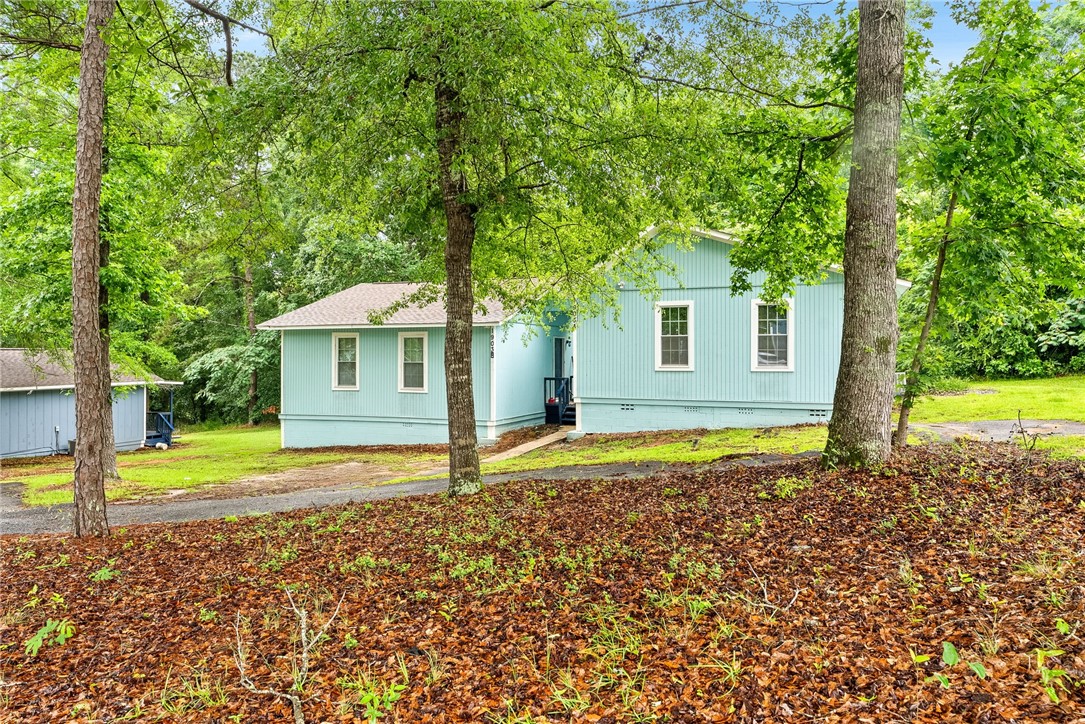 1901, 1903 S SEALE Street