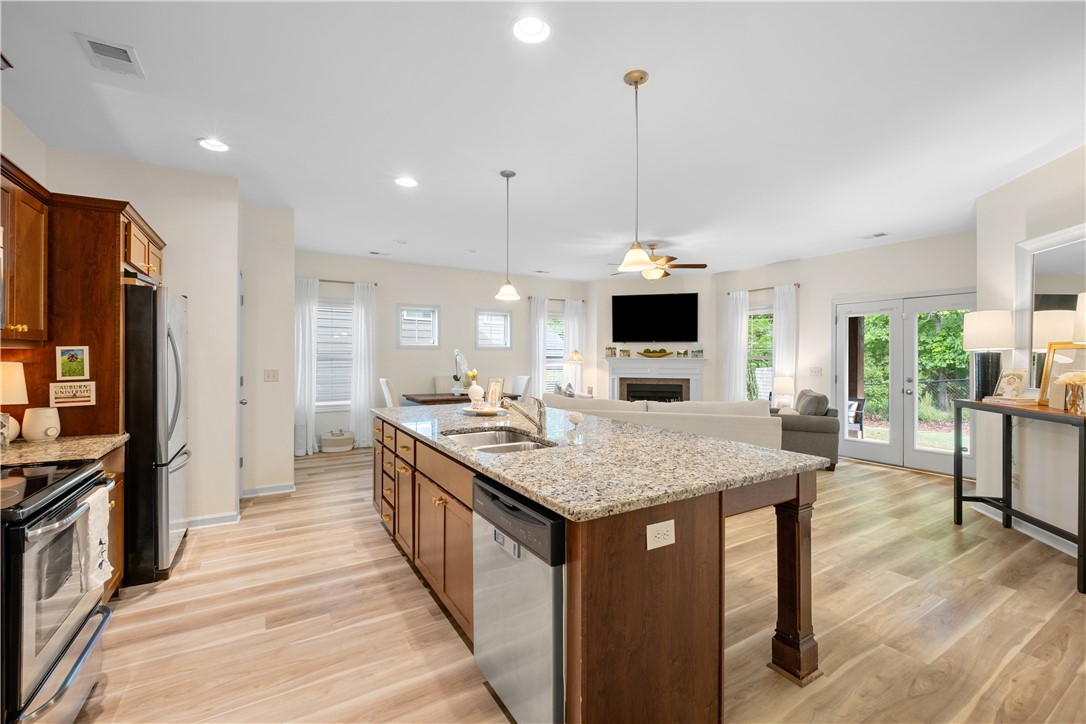 Auburn, Alabama 36832, United States, 3 Bedrooms Bedrooms, ,3 BathroomsBathrooms,Residential,Pending,124082