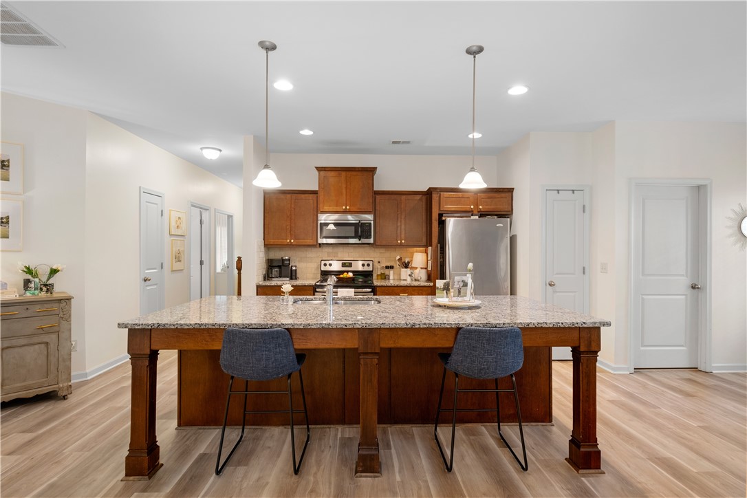 Auburn, Alabama 36832, United States, 3 Bedrooms Bedrooms, ,3 BathroomsBathrooms,Residential,Pending,124082