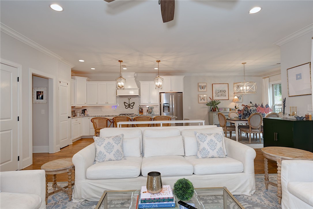 2209 N DONAHUE Drive
