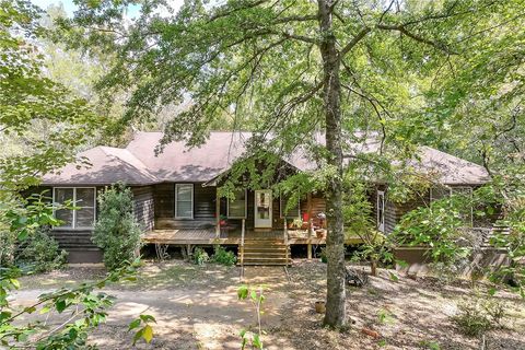 Photo of 2160 RICHLAND Road, Auburn, AL 36832 (MLS # 176897)