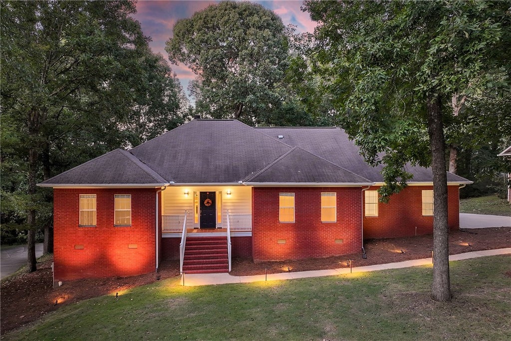 Photo of 1575 OAK HILL Court, Auburn, AL 36832 (MLS # 182171)