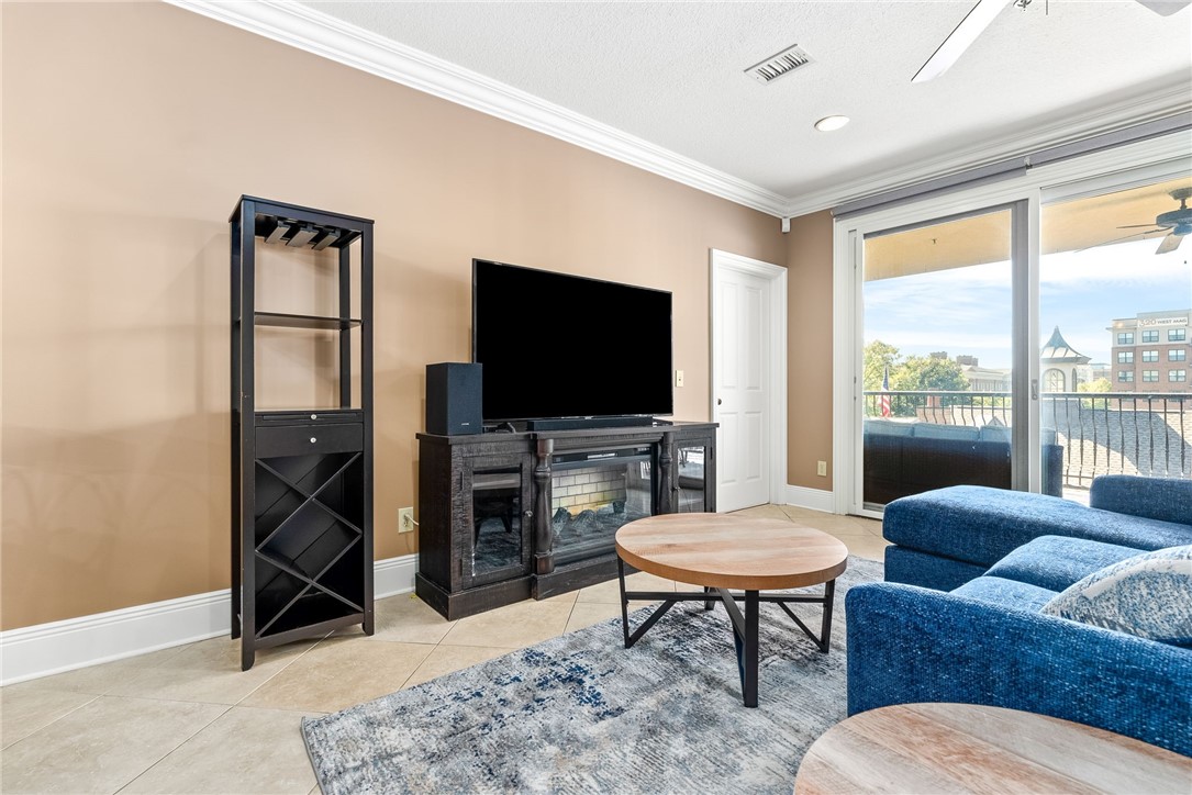 234 W MAGNOLIA Avenue 204