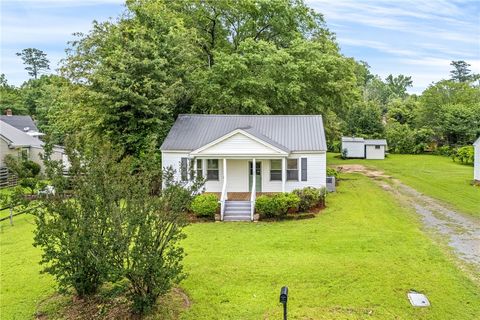 Photo of 221 30TH Street, Opelika, AL 31801 (MLS # 181037)