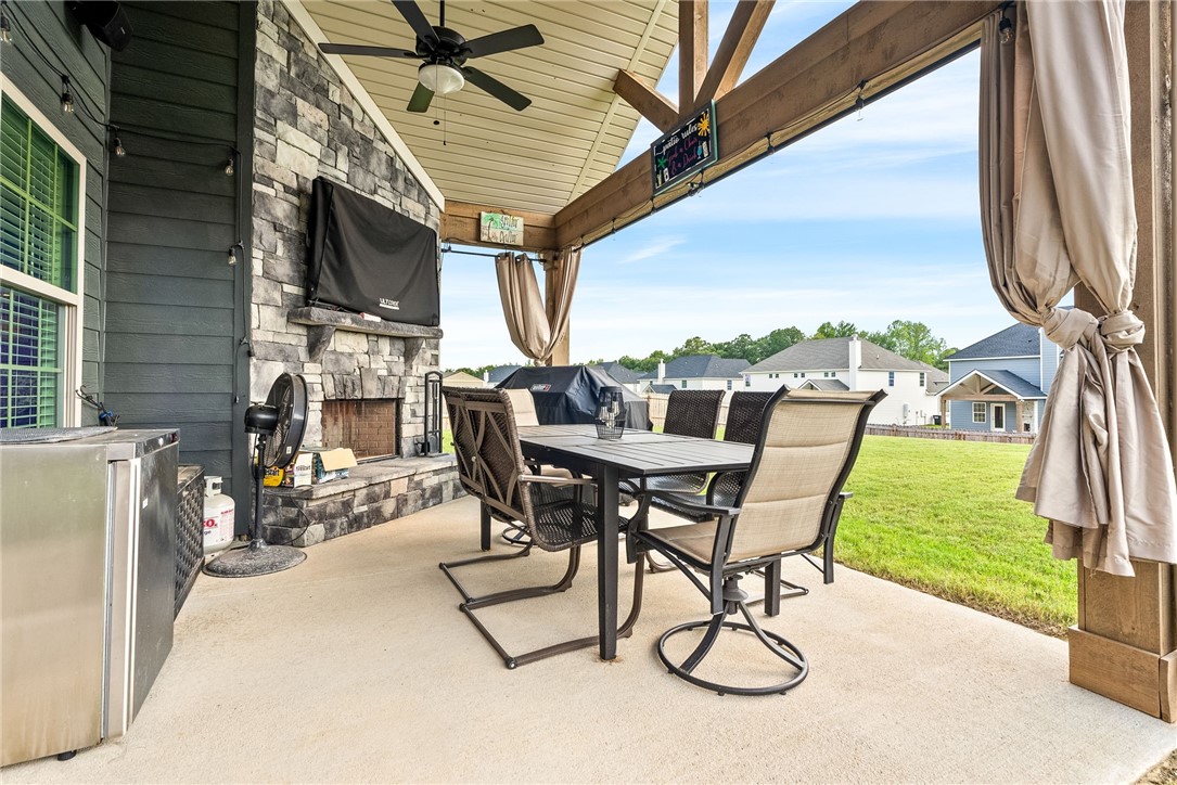 Opelika, Alabama 36804, United States, 5 Bedrooms Bedrooms, ,3 BathroomsBathrooms,Residential,Active,159920