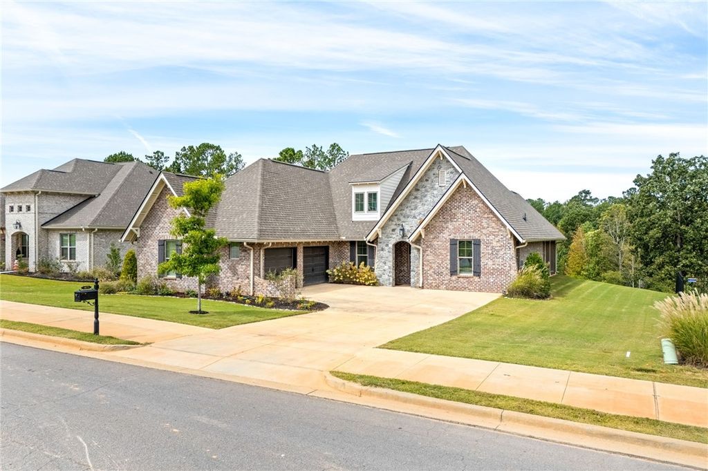 Photo of 1071 ANDREWS Avenue, Auburn, AL 36832 (MLS # 177011)