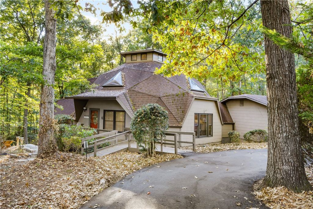 Photo of 628 HOLIDAY Drive, Dadeville, AL 36853 (MLS # 176995)