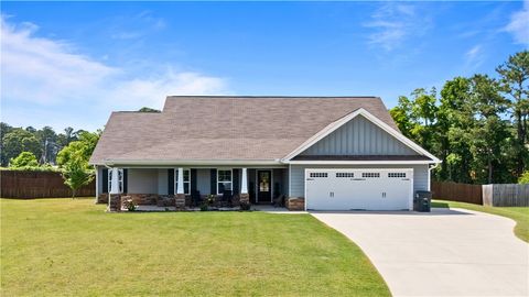 Photo of 2702 EAST POINT Drive, Opelika, AL 36804 (MLS # 180610)