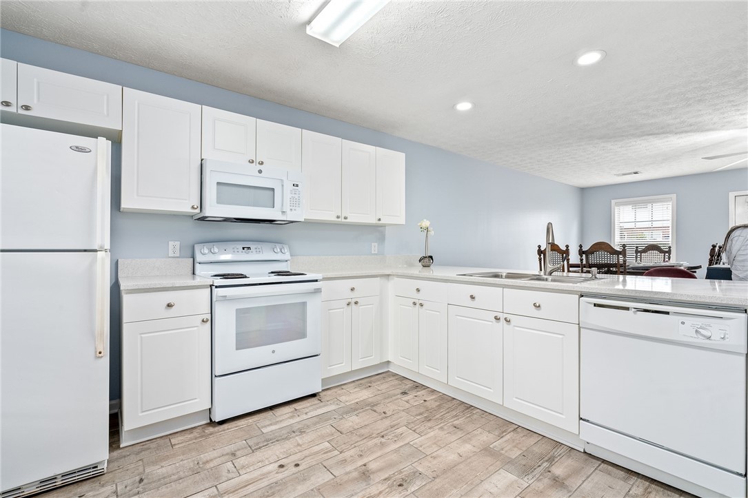 1477 N DONAHUE Drive 1405