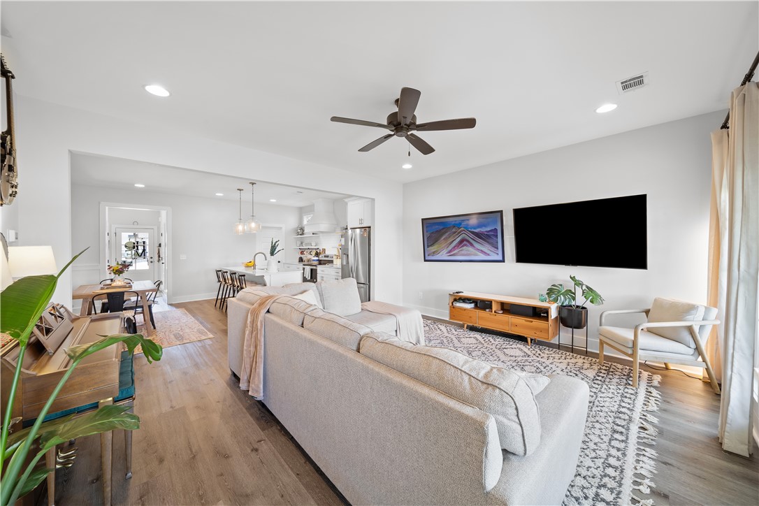 1247 WOODLAND Circle