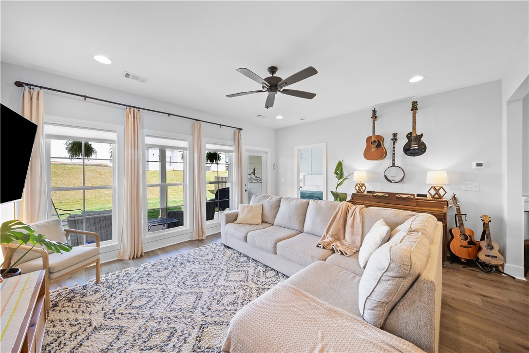 1247 WOODLAND Circle