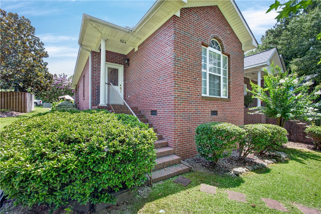 584 E THACH Avenue
