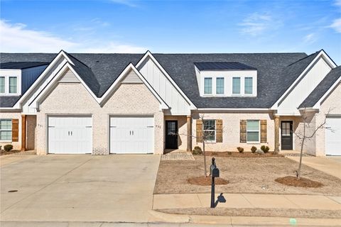 Photo of 533 CLOVERDALE Drive, Auburn, AL 36830 (MLS # 177422)