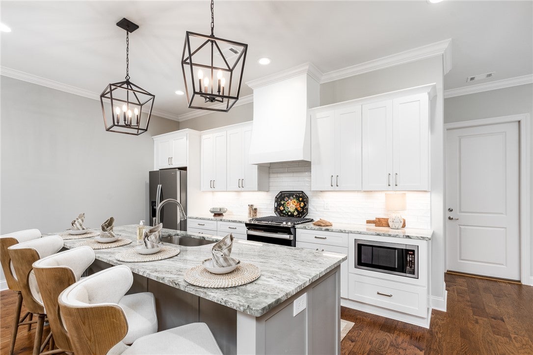 3095 LAKEWOOD Lane
