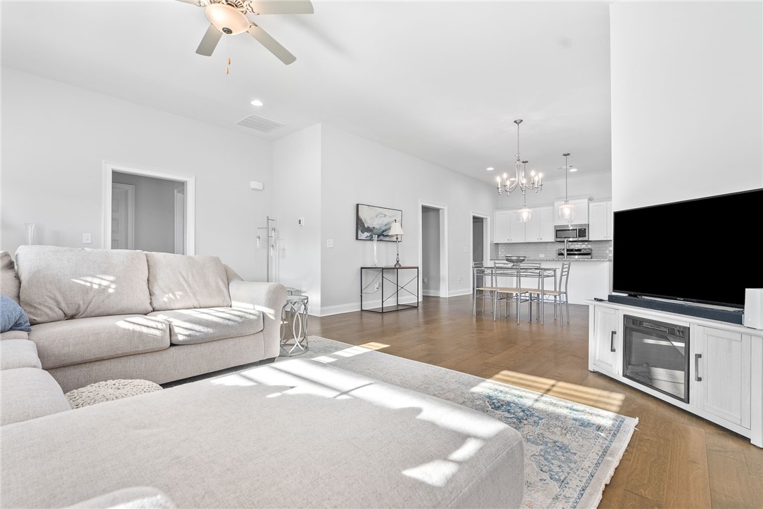 Auburn, Alabama 36830, United States, 3 Bedrooms Bedrooms, ,2 BathroomsBathrooms,Residential,Pending,39713