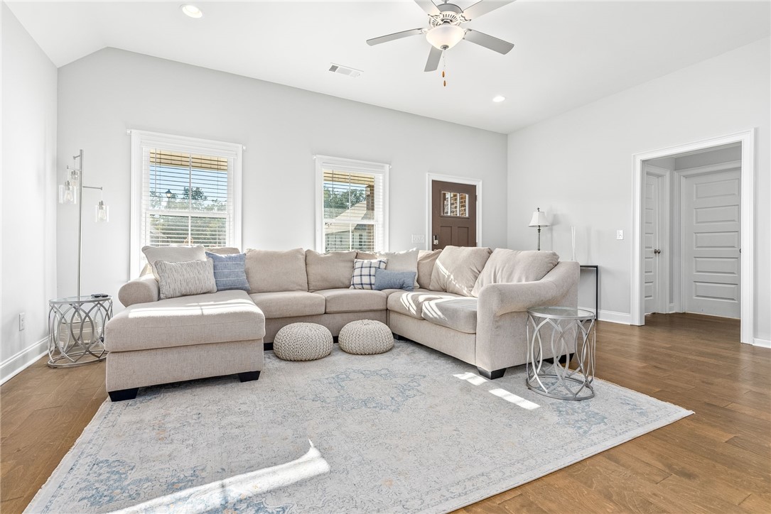 Auburn, Alabama 36830, United States, 3 Bedrooms Bedrooms, ,2 BathroomsBathrooms,Residential,Pending,39713