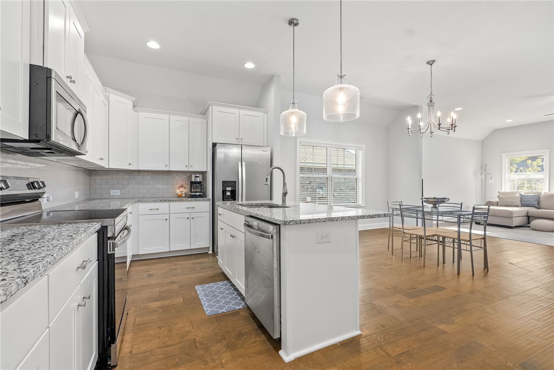 Auburn, Alabama 36830, United States, 3 Bedrooms Bedrooms, ,2 BathroomsBathrooms,Residential,Pending,39713