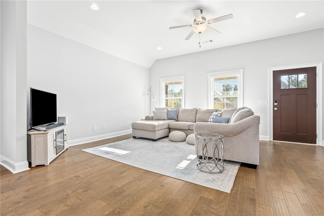 Auburn, Alabama 36830, United States, 3 Bedrooms Bedrooms, ,2 BathroomsBathrooms,Residential,Pending,39713