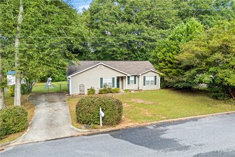 Photo of 712 ROSALIND Street, Opelika, AL 36801 (MLS # 176996)