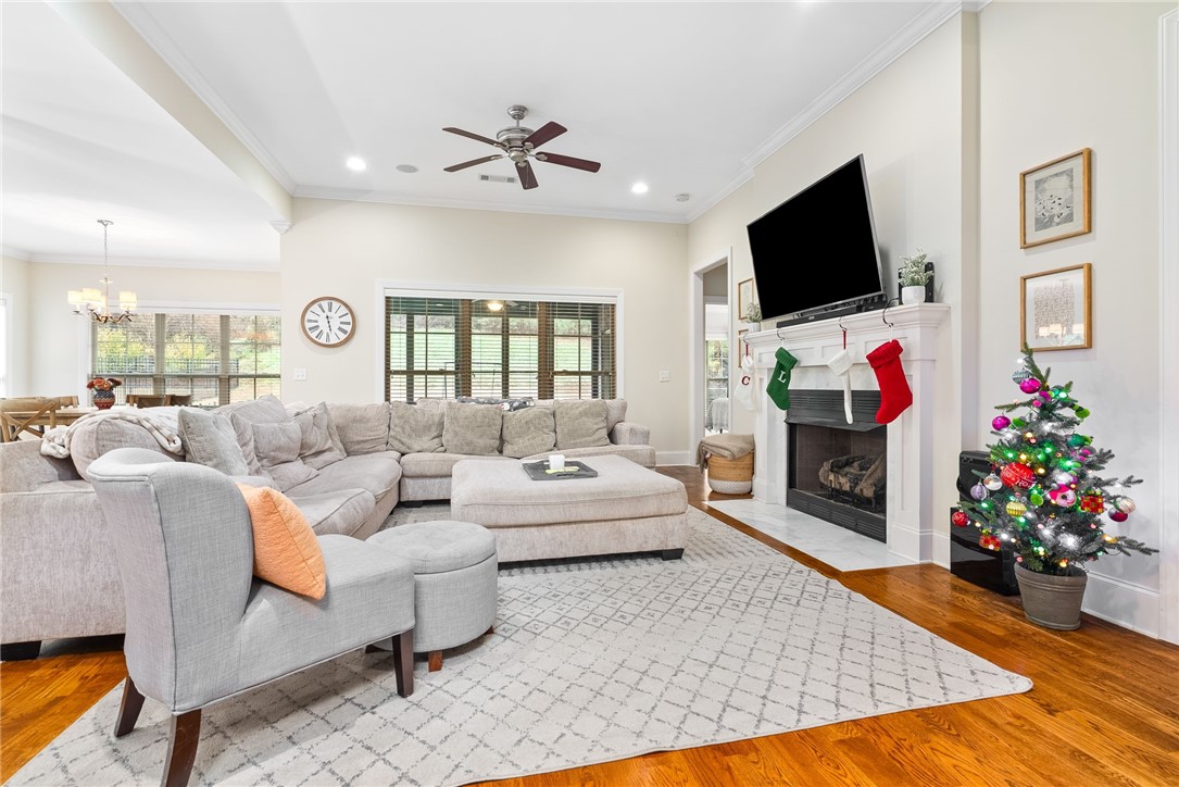 2217 N DONAHUE Drive