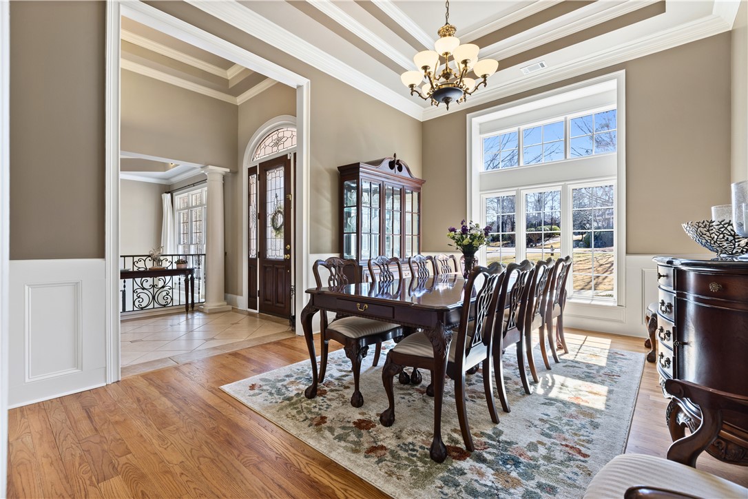 1211 INGLESIDE Drive