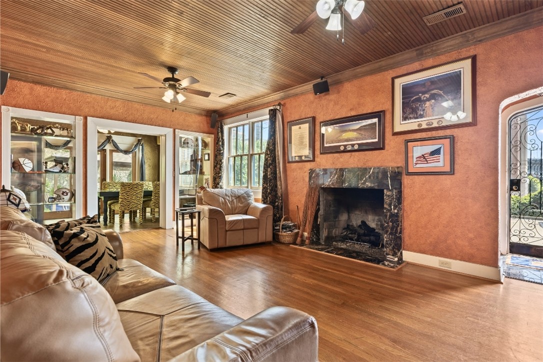 428 W MAGNOLIA Avenue