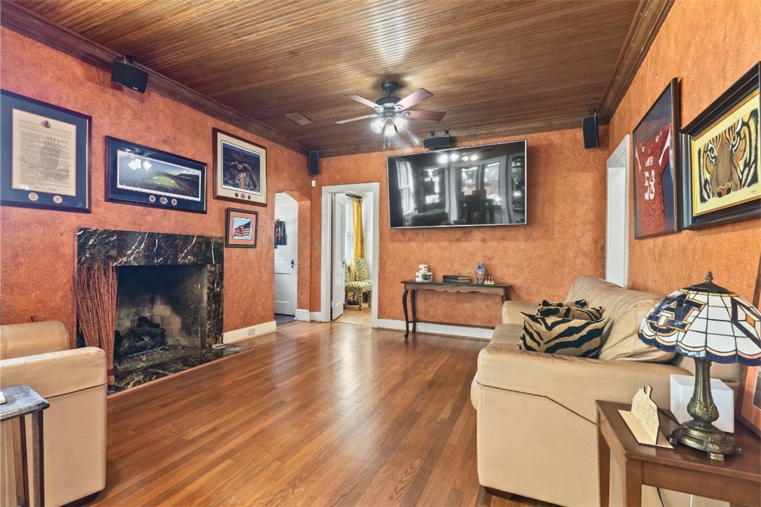 428 W MAGNOLIA Avenue