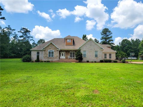 Photo of 1810 SOUTHLAKE Drive, Opelika, AL 36804 (MLS # 180952)