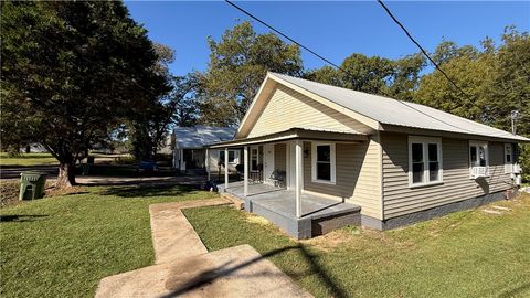Photo of 15 E 20TH Street, Lanett, AL 36863 (MLS # 180514)