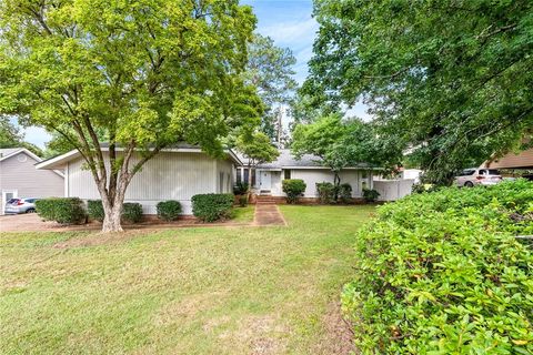 Photo of 1144 E UNIVERSITY Drive, Auburn, AL 36830 (MLS # 176193)