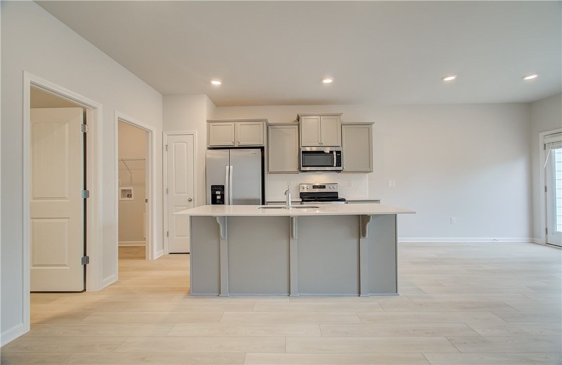 Opelika, Alabama 36804, United States, 3 Bedrooms Bedrooms, ,3 BathroomsBathrooms,Residential,Pending,36009