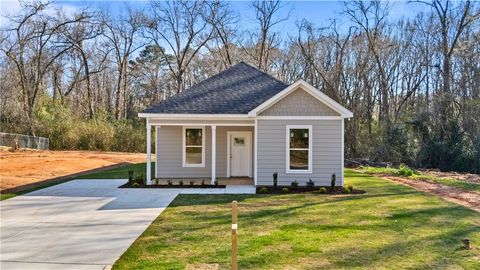 Photo of 103 BRANNON Drive, Opelika, AL 36801 (MLS # 179422)