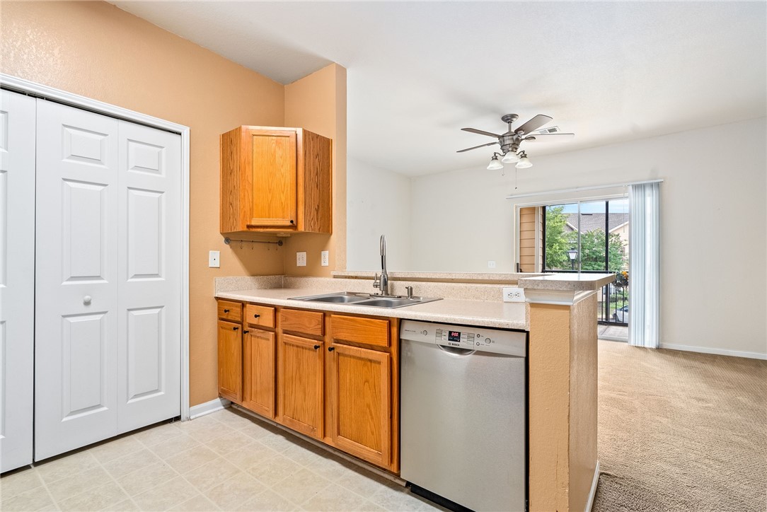 447 W LONGLEAF Drive 704