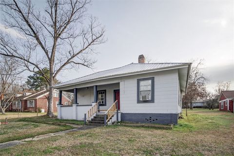 Photo of 422 N BROAD Street, York, AL 36825 (MLS # 179006)
