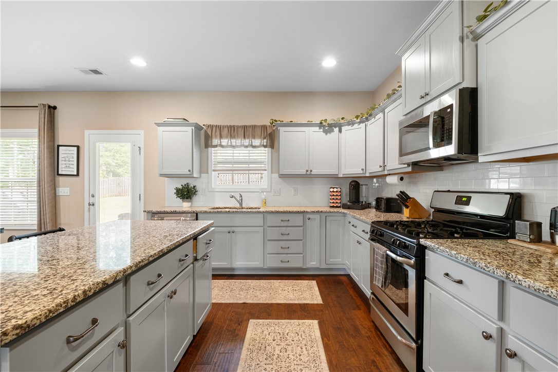 Auburn, Alabama 36832, United States, 4 Bedrooms Bedrooms, ,3 BathroomsBathrooms,Residential,Pending,143918