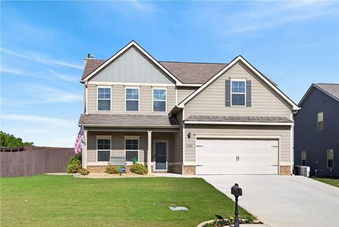 Photo of 2701 HEATHER Place, Opelika, AL 36804 (MLS # 180215)