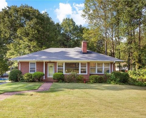 Photo of 900 LAKESHORE Avenue, Opelika, AL 36801 (MLS # 176424)