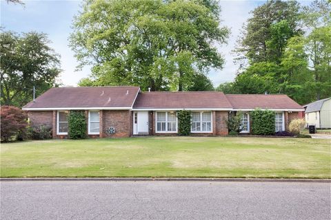 Photo of 1800 CALCUTTA Drive, Opelika, AL 36801 (MLS # 180219)