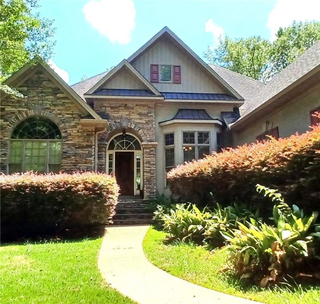 Photo of 703 SKI SPRAY Point, Opelika, AL 36804 (MLS # 175387)