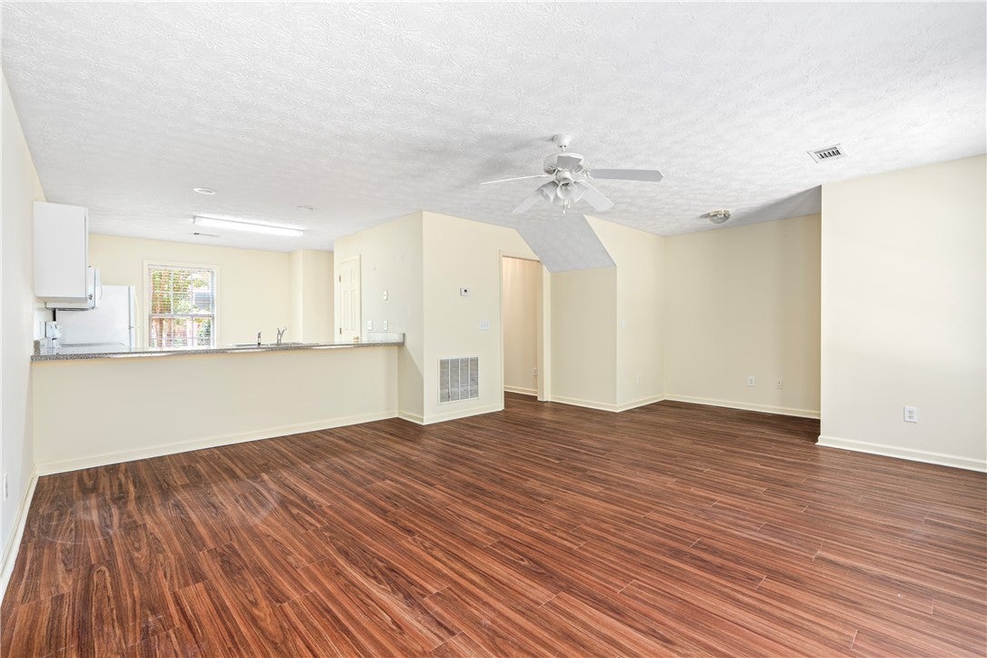 1477 N DONAHUE Drive 3911