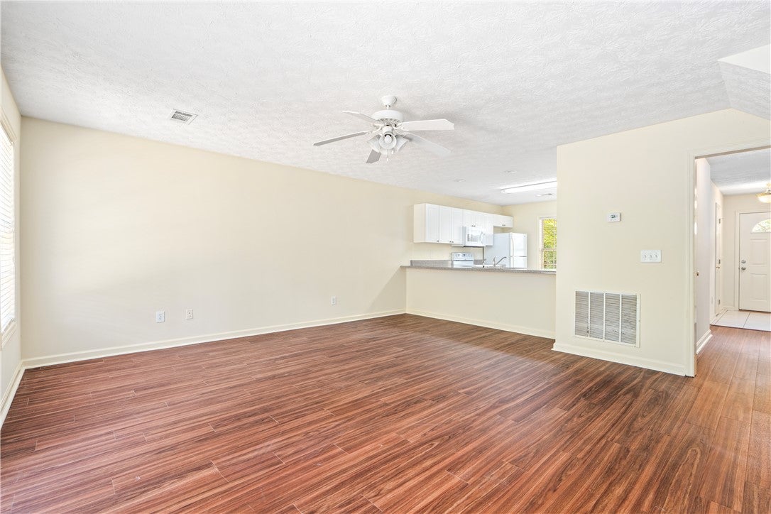 1477 N DONAHUE Drive 3911
