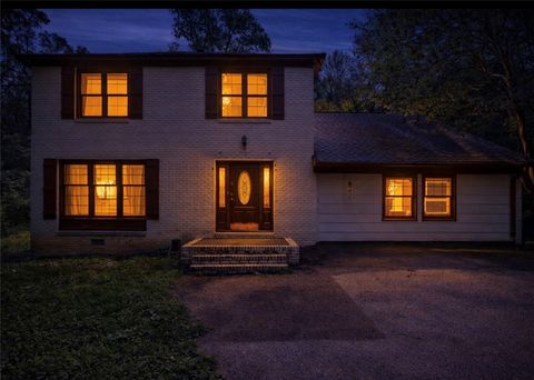 Photo of 512 SLEEPY HOLLOW Drive, Alexander City, AL 35010 (MLS # 178460)