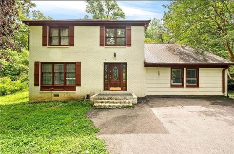 Photo of 512 SLEEPY HOLLOW Drive, Alexander City, AL 35010 (MLS # 178460)