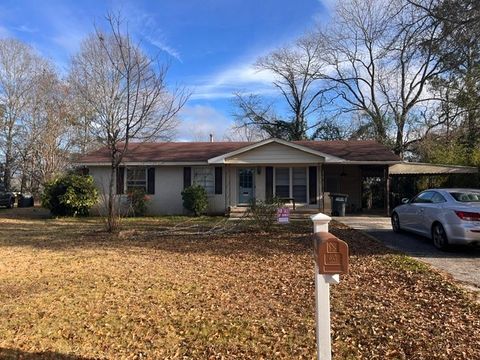 Photo of 1609 JOLLIT Avenue, Opelika, AL 36801 (MLS # 177661)