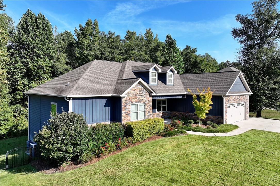 1111 LIVE OAK Circle