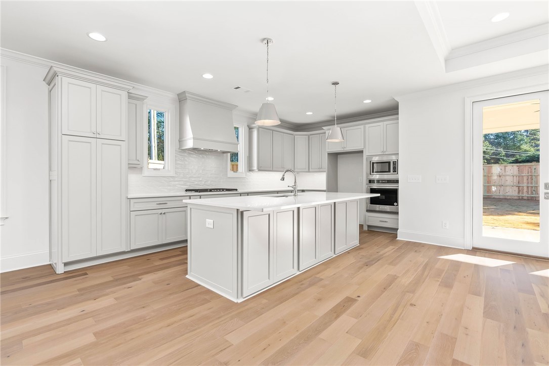 939 CLUBVIEW Court