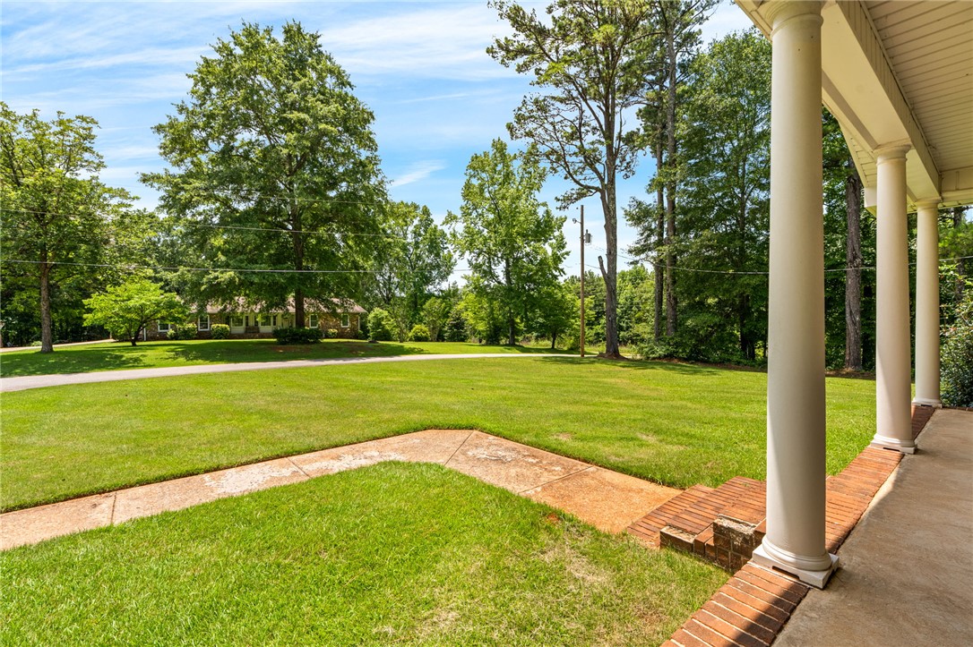 516 PINECREST Drive E
