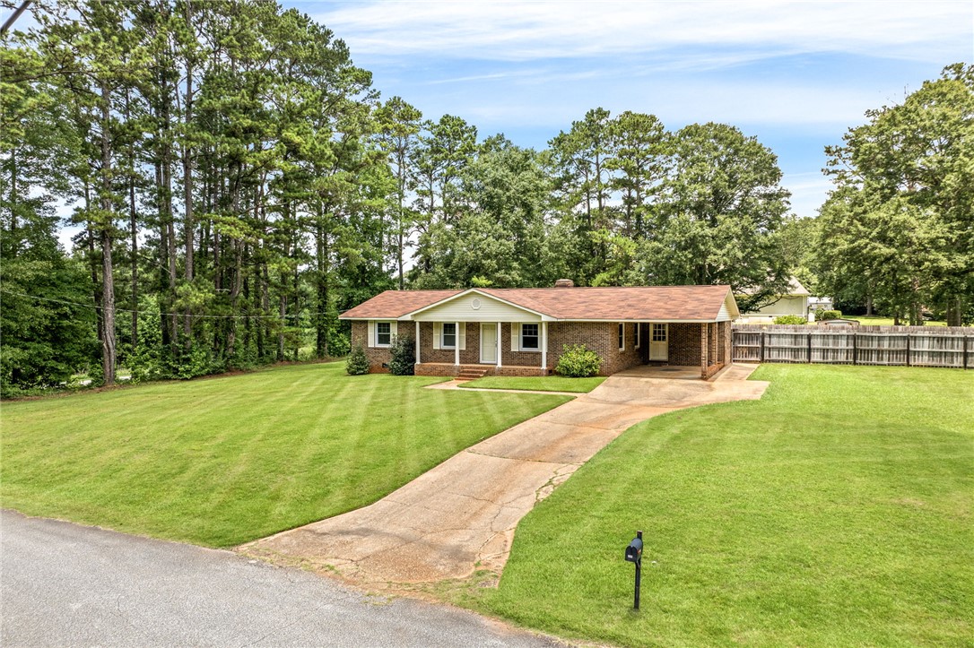516 PINECREST Drive E
