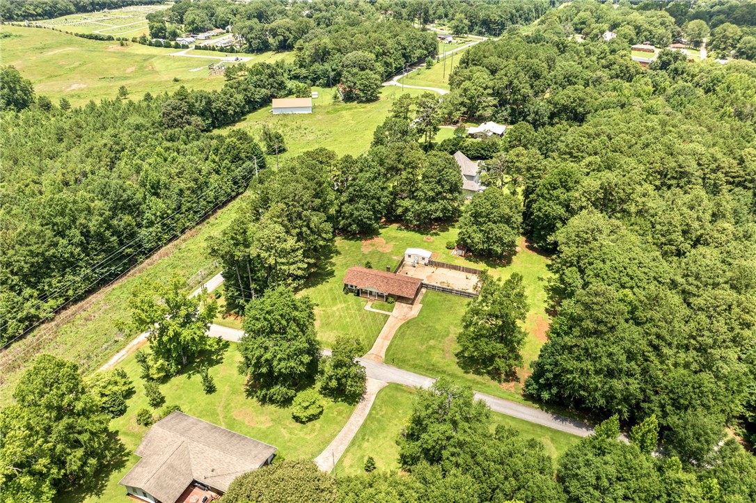 516 PINECREST Drive E